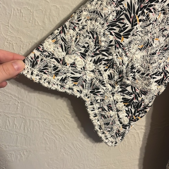 Solitaire White and Navy Embroidered Blouse XL - Picture 3 of 5